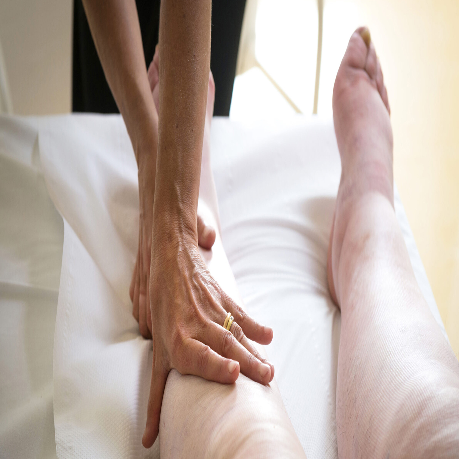 ادم پا به دلیل تجمع مایع بین سلول‌های سازنده بافت‌های بدن رخ می‌دهد.